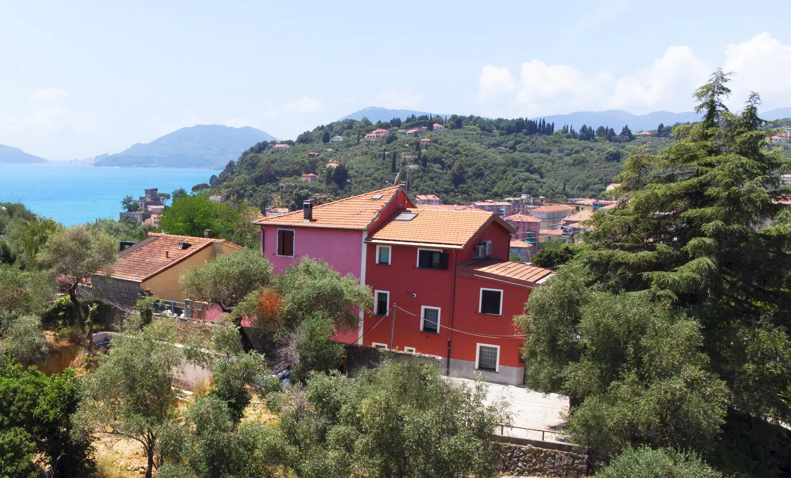 Le case di Bagnola tra gli ulivi, affacciate sul golfo