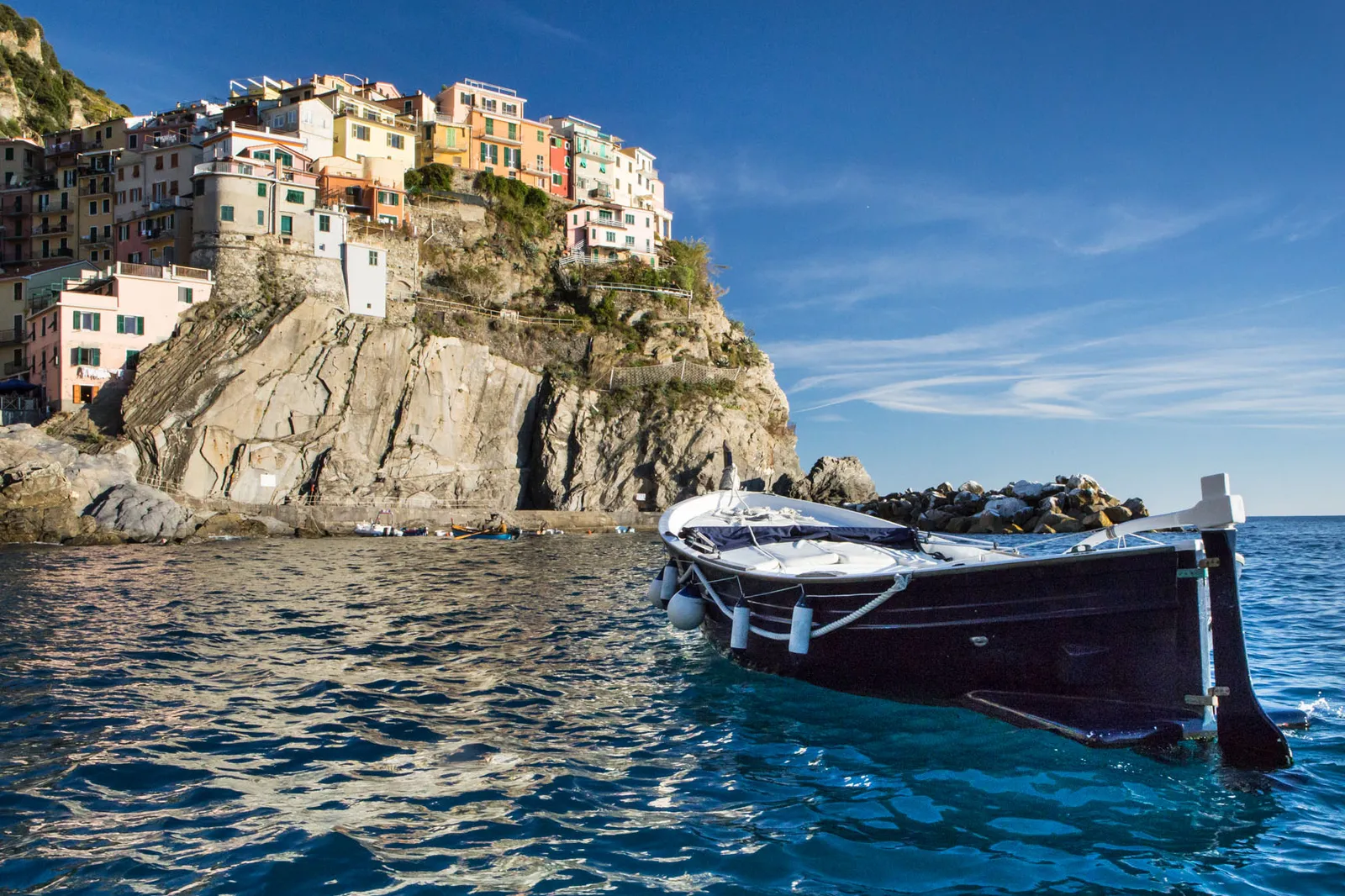 Ein Holzboot auf dem Meer vor Manarola, Cinque Terre