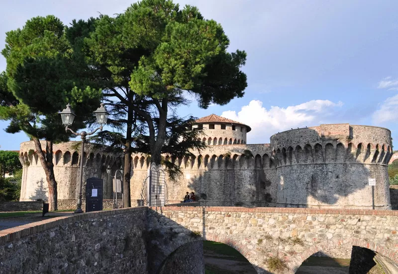 Le mura della fortezza di Sarzana, nell'entroterra ligure