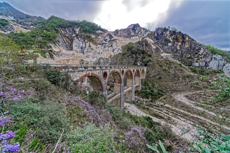 Le cave di marmo bianco di Carrara, con il ponte di pietra tra le pareti scavate
