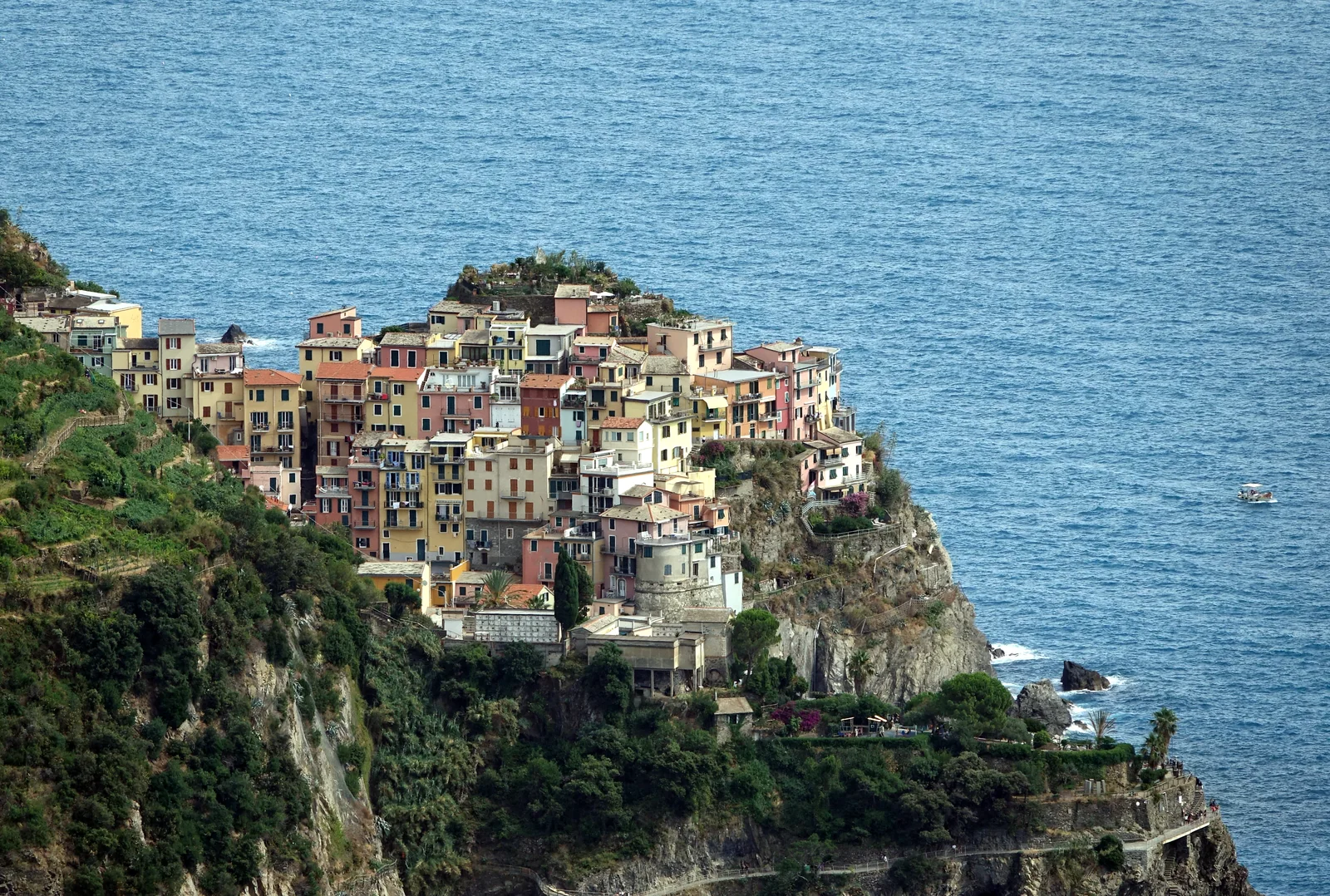 Manarola, il borgo delle Cinque Terre arroccato sulla scogliera a picco sul mare