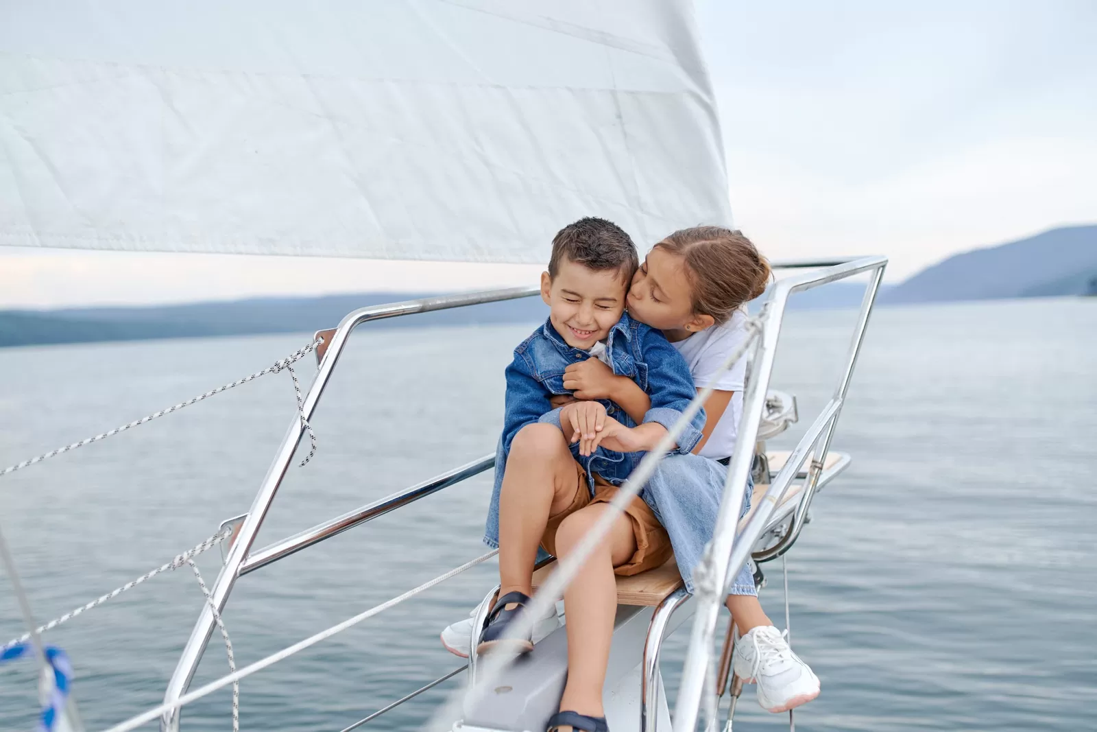 Bambini a bordo di una barca a vela nel golfo