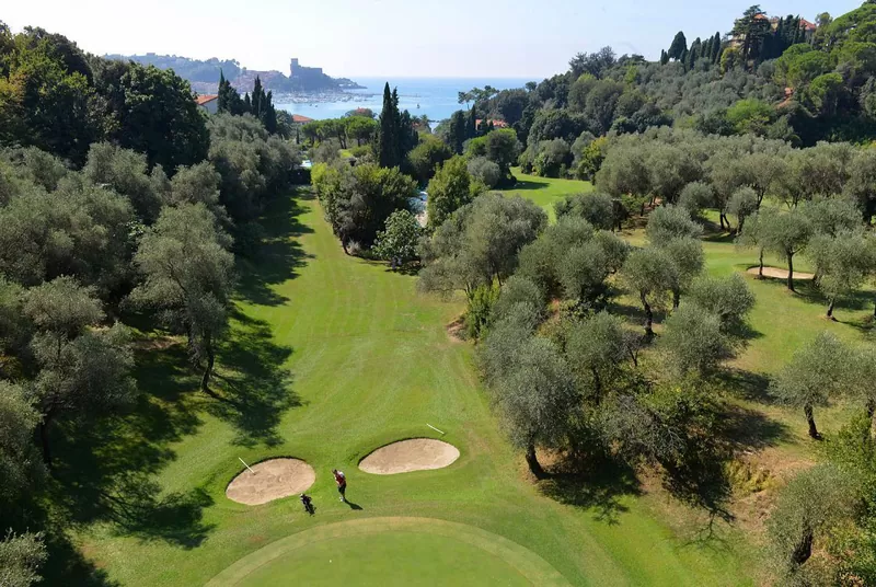 Il green del Golf Marigola tra gli ulivi, visto dall'alto