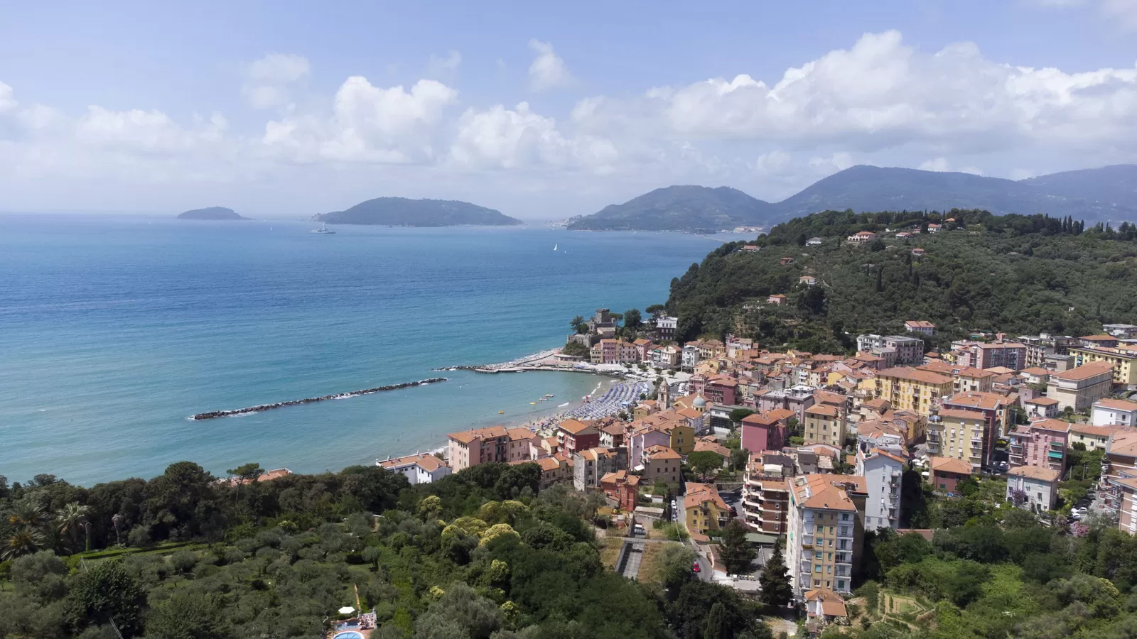 Il Golfo dei Poeti dall'alto: una spiaggia protetta dalla scogliera, il paese sulla collina e le isole di Portovenere all'orizzonte