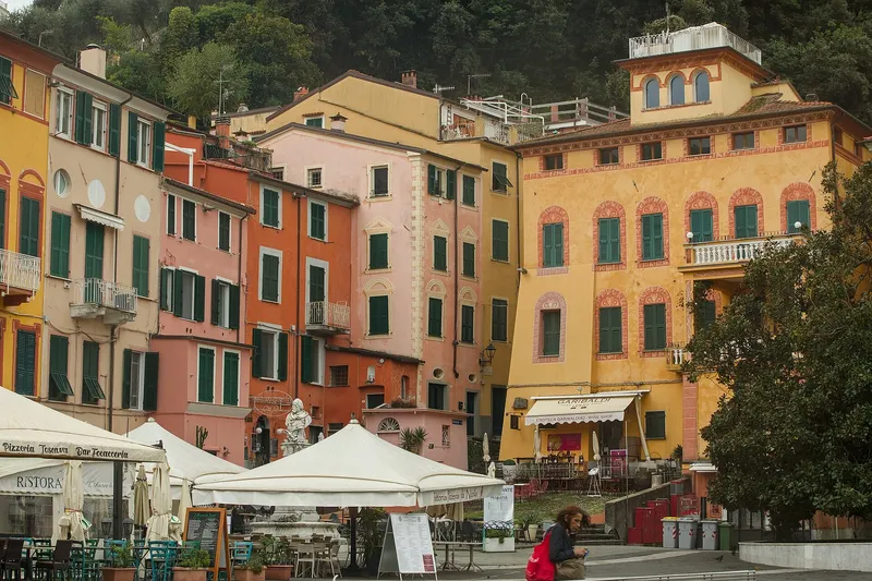 Die Piazza Garibaldi in Lerici mit bunten Häusern und Tischen im Freien