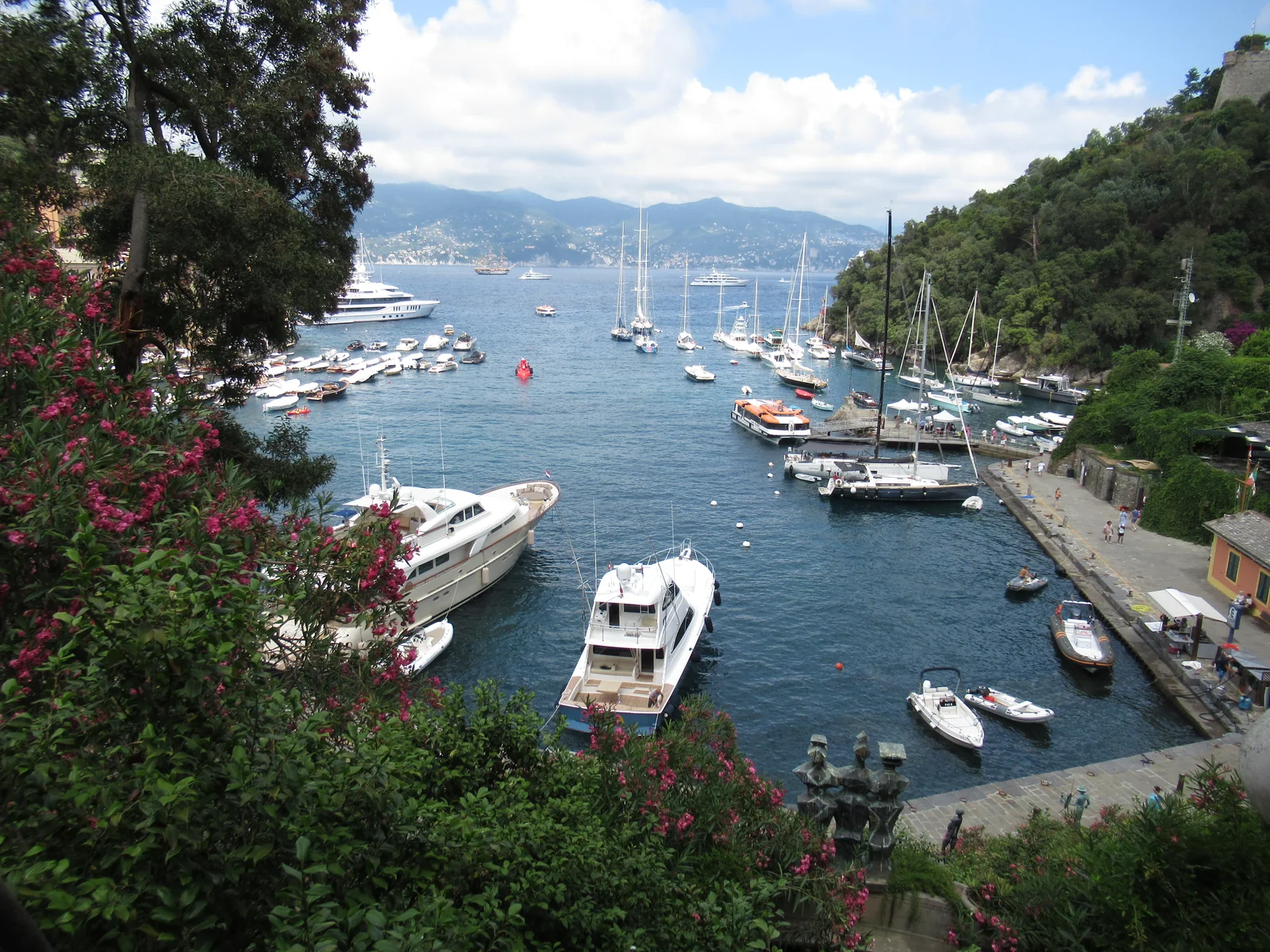 Il porticciolo di Portofino, con le barche ormeggiate tra il verde della costa