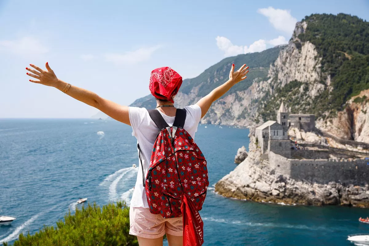 Il promontorio di Portovenere visto dal sentiero sul mare, con le isole del Golfo dei Poeti all'orizzonte