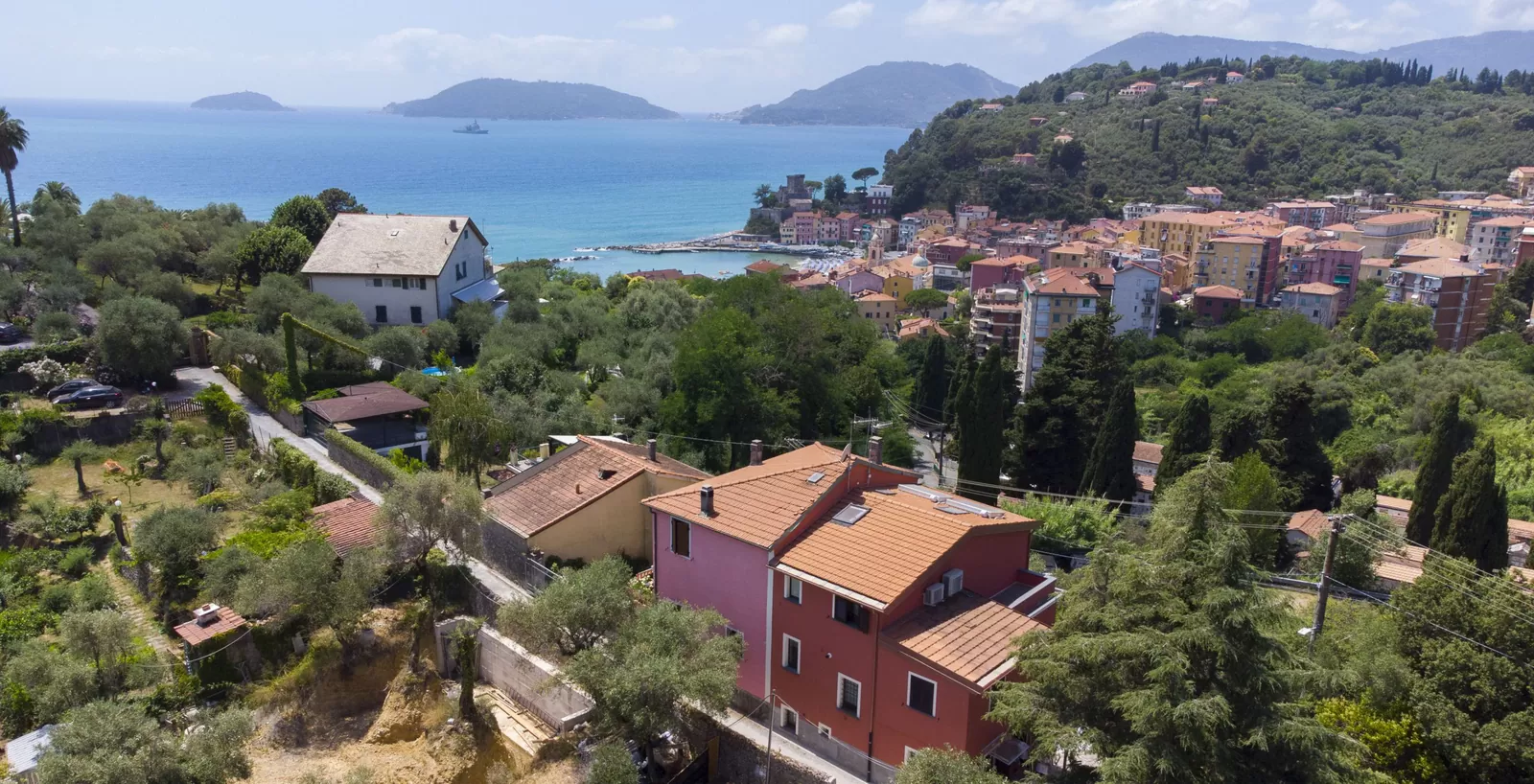Le case di San Terenzo affacciate sul golfo, con le isole all'orizzonte