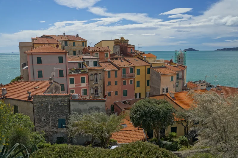 Il borgo di Tellaro a picco sul mare, con le case colorate del Golfo dei Poeti