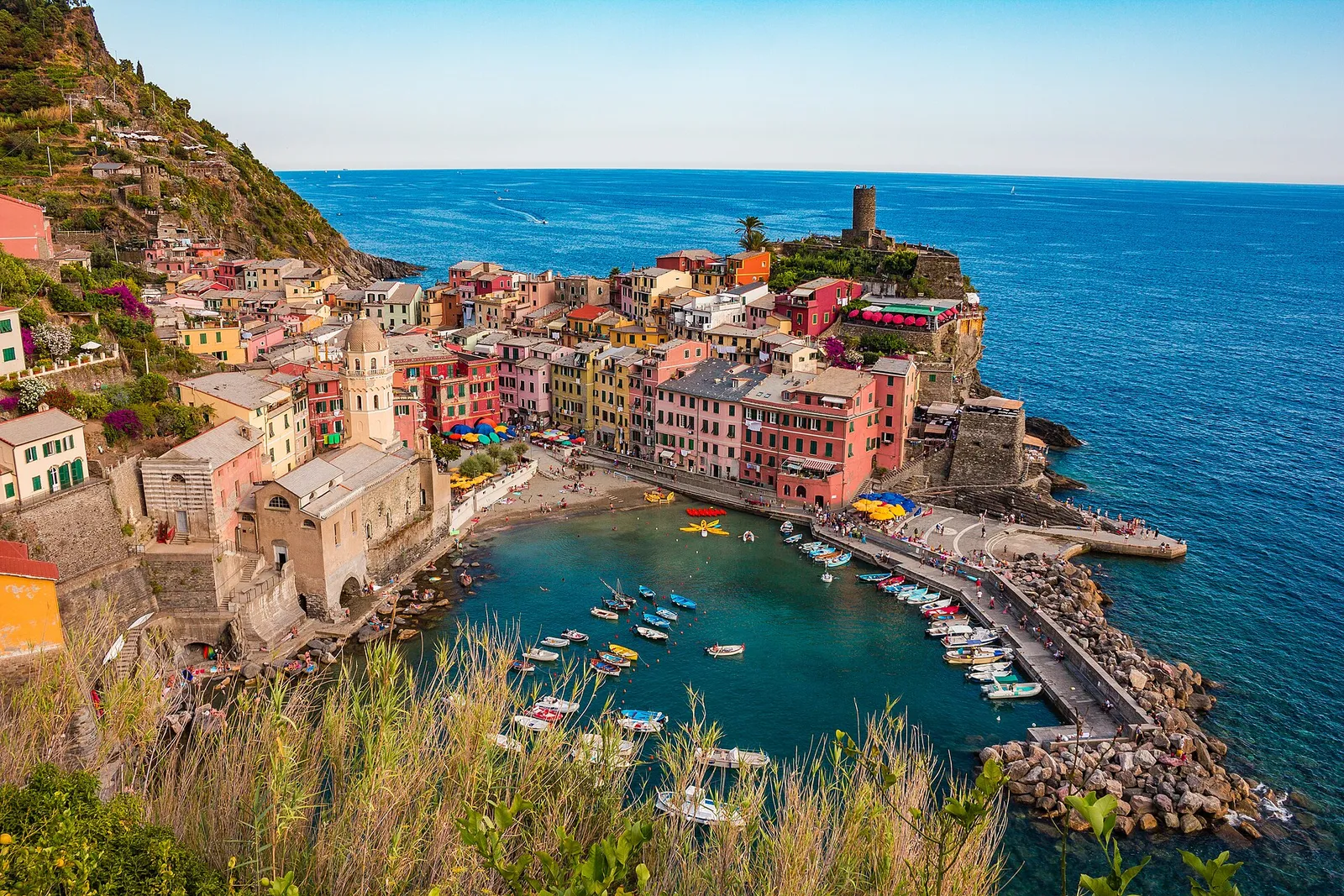 Vernazza, eines der Dörfer der Cinque Terre, von oben mit seinem kleinen Hafen