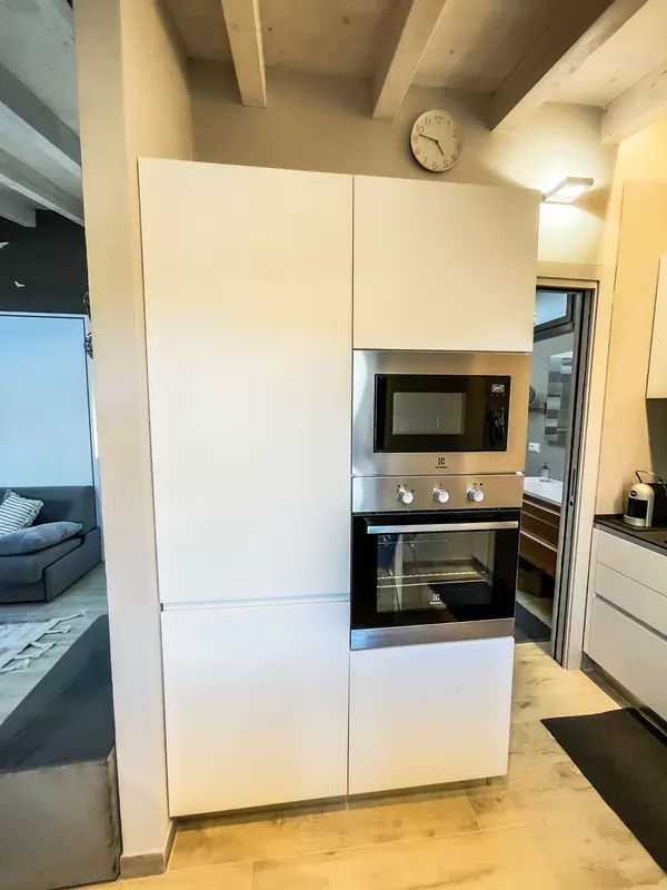 La cucina bianca a scomparsa con forno e microonde