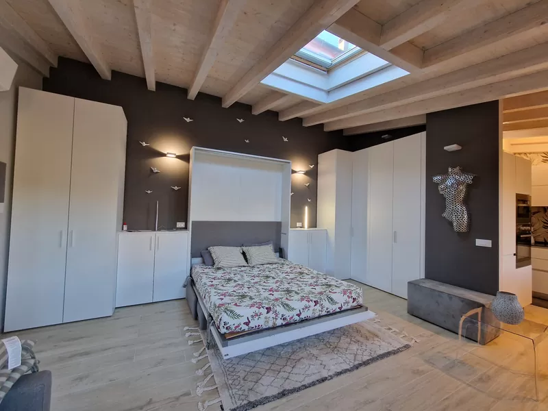 La camera con il letto a scomparsa e gli armadi a muro
