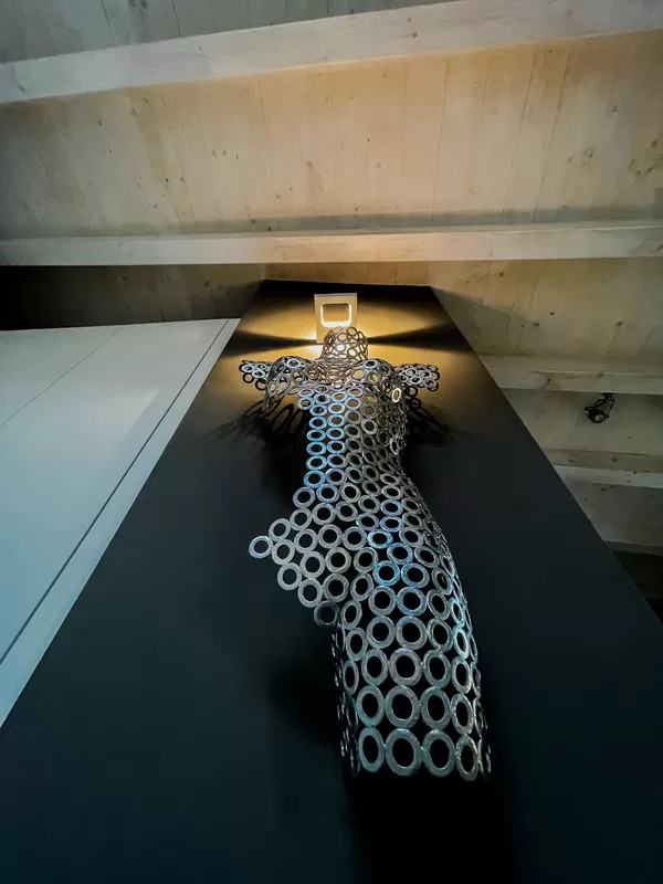 Il dettaglio della parete scura con la decorazione