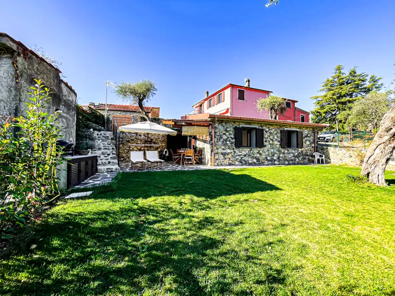 I Particolari vista dal giardino privato, con il pergolato e il prato
