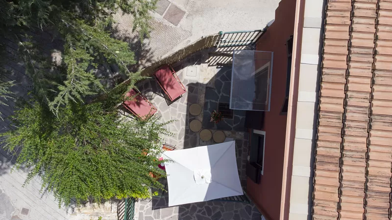 La casa e il patio visti dall'alto, tra gli alberi
