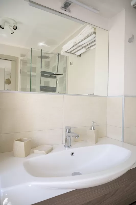 Il bagno con la doccia in cristallo