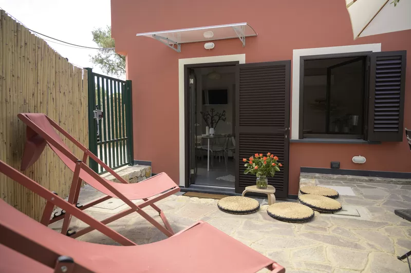 Le sedie a sdraio sul patio
