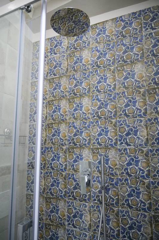 La doccia rivestita in mosaico blu