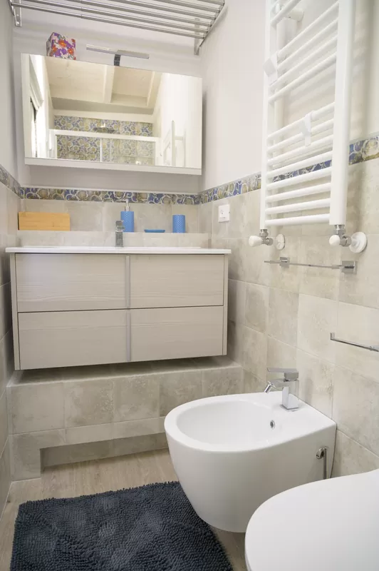 Il bagno con lavabo e termoarredo