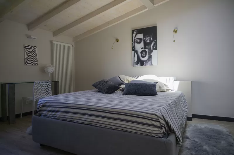 La camera grigia con il ritratto in bianco e nero