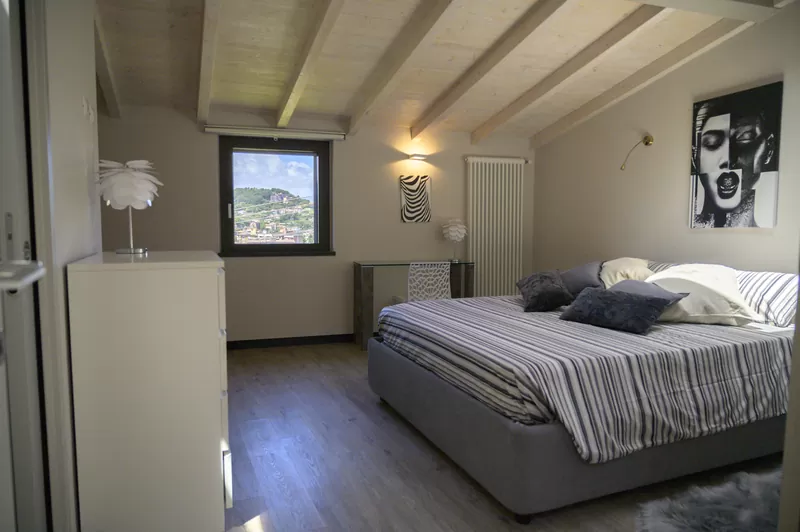 La camera con vista mare di Ritratto di Donna, con la finestra aperta sul golfo