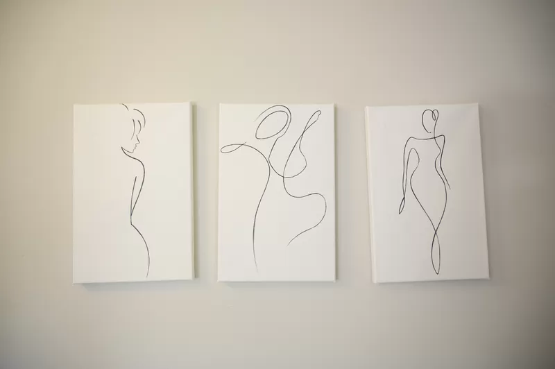 I tre disegni a mano libera appesi alla parete