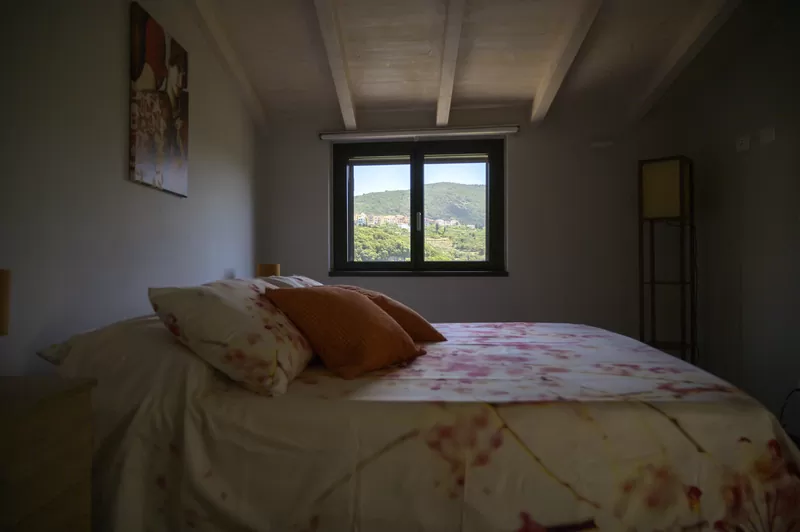 La camera con i cuscini arancioni sotto la falda