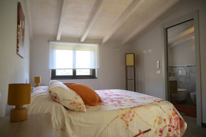 La camera con il lucernario e la porta del bagno privato
