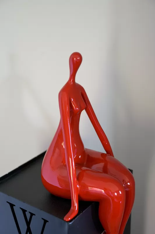 La scultura rossa nell'angolo del soggiorno