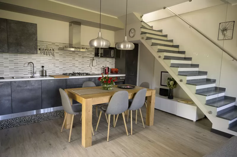 La cucina e la scala vista dal tavolo